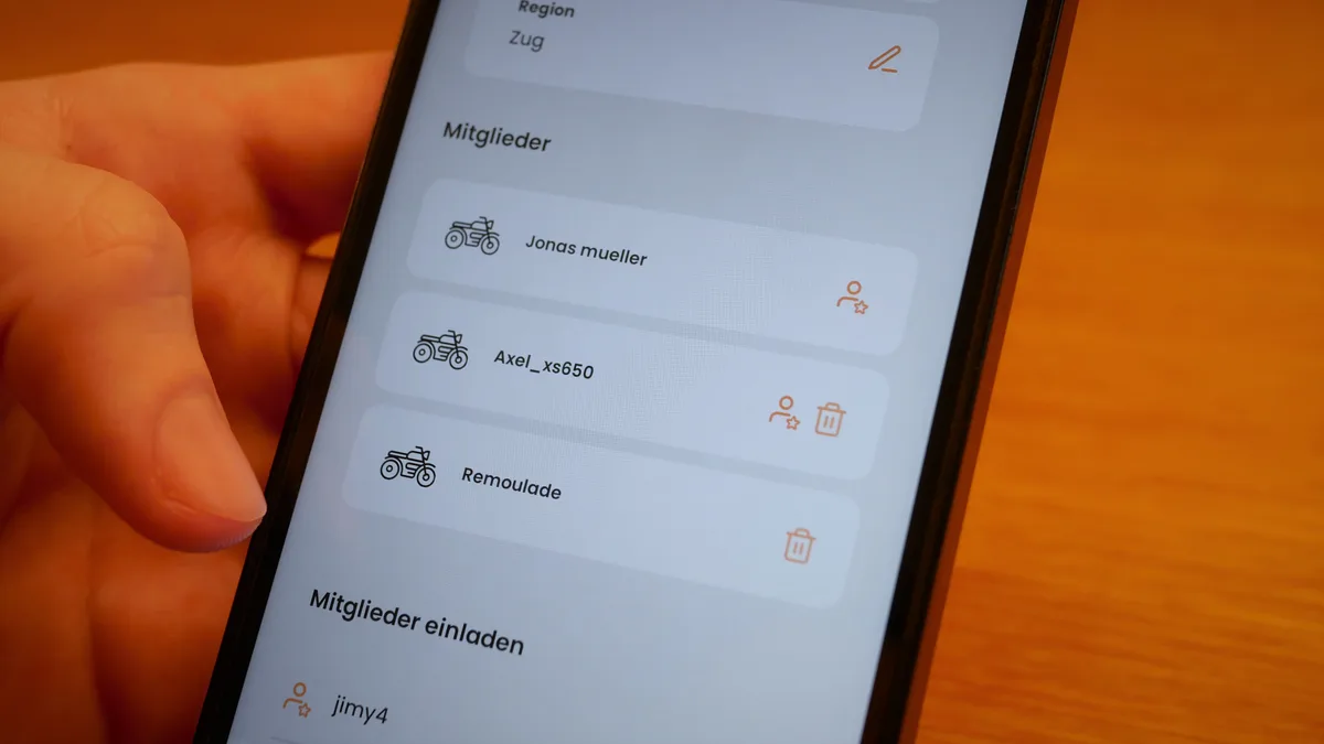 Man sieht eine Hand, die ein iPhone hält und die App The Tours geöffnet hat.